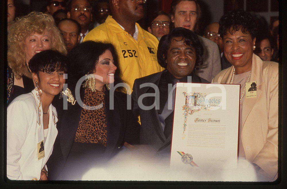 35mm vintage slide* 1992 HOLLYWOOD James BROWN alla cerimonia ROCK WALK (15) Diapositiva d'epoca, in formato 35 mm. CONDIZIONI: GOODE' severamente vietata la riproduzione. Tutti i diritti sono riservati.Nella diapositiva ICharta mette in vendita, sul negozio eBay e in esclusiva sul sito "icharta" il proprio archivio composto da numerose diapositive e negativi fotografici d'epoca, tutti originali e autentici, che attraversano la storia del costume italiano tra gli la fine degli anni Sessanta e Novanta.Si tratta di uno sguardo inedito sull'attualit&agrave;, la politica, la vita quotidiana, il gossip e la cultura, che fotografa il cambiamento della nazione in quest'ultimo scorcio del XX secolo. Un'occasione unica per il mercato del collezionismo, che vede finalmente disponibile un archivio eccezionale per vastit&agrave;, tematiche e condizioni, in un settore (il negativo fotografico e la diapositiva) di assoluta novit&agrave; e dalle interessanti prospettive di investimento.  originale e autentica 1