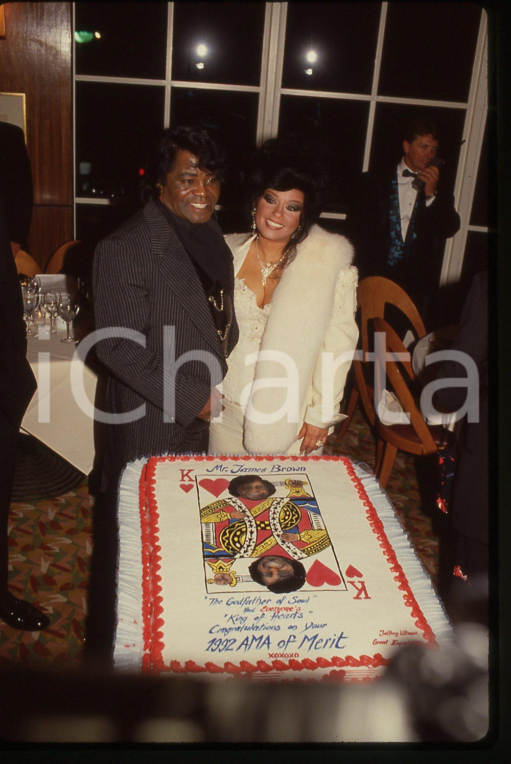 35mm vintage slide* 1992 HOLLYWOOD James BROWN alla cerimonia ROCK WALK (16) Diapositiva d'epoca, in formato 35 mm. CONDIZIONI: GOODE' severamente vietata la riproduzione. Tutti i diritti sono riservati.Nella diapositiva ICharta mette in vendita, sul negozio eBay e in esclusiva sul sito "icharta" il proprio archivio composto da numerose diapositive e negativi fotografici d'epoca, tutti originali e autentici, che attraversano la storia del costume italiano tra gli la fine degli anni Sessanta e Novanta.Si tratta di uno sguardo inedito sull'attualit&agrave;, la politica, la vita quotidiana, il gossip e la cultura, che fotografa il cambiamento della nazione in quest'ultimo scorcio del XX secolo. Un'occasione unica per il mercato del collezionismo, che vede finalmente disponibile un archivio eccezionale per vastit&agrave;, tematiche e condizioni, in un settore (il negativo fotografico e la diapositiva) di assoluta novit&agrave; e dalle interessanti prospettive di investimento.  originale e autentica 1