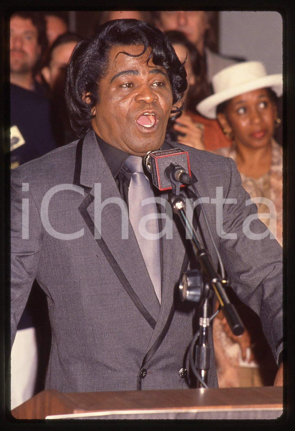 35mm vintage slide* 1992 HOLLYWOOD James BROWN alla cerimonia ROCK WALK (17) Diapositiva d'epoca, in formato 35 mm. CONDIZIONI: GOODE' severamente vietata la riproduzione. Tutti i diritti sono riservati.Nella diapositiva ICharta mette in vendita, sul negozio eBay e in esclusiva sul sito "icharta" il proprio archivio composto da numerose diapositive e negativi fotografici d'epoca, tutti originali e autentici, che attraversano la storia del costume italiano tra gli la fine degli anni Sessanta e Novanta.Si tratta di uno sguardo inedito sull'attualit&agrave;, la politica, la vita quotidiana, il gossip e la cultura, che fotografa il cambiamento della nazione in quest'ultimo scorcio del XX secolo. Un'occasione unica per il mercato del collezionismo, che vede finalmente disponibile un archivio eccezionale per vastit&agrave;, tematiche e condizioni, in un settore (il negativo fotografico e la diapositiva) di assoluta novit&agrave; e dalle interessanti prospettive di investimento.  originale e autentica 1