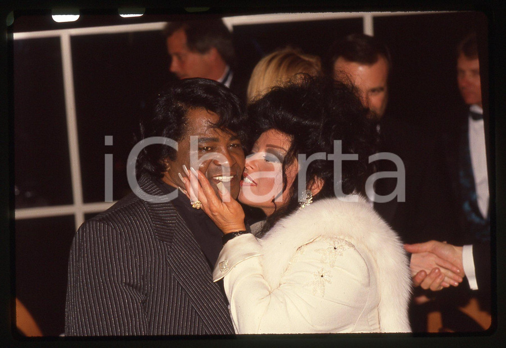 35mm vintage slide* 1992 HOLLYWOOD James BROWN alla cerimonia ROCK WALK (20) Diapositiva d'epoca, in formato 35 mm. CONDIZIONI: GOODE' severamente vietata la riproduzione. Tutti i diritti sono riservati.Nella diapositiva ICharta mette in vendita, sul negozio eBay e in esclusiva sul sito "icharta" il proprio archivio composto da numerose diapositive e negativi fotografici d'epoca, tutti originali e autentici, che attraversano la storia del costume italiano tra gli la fine degli anni Sessanta e Novanta.Si tratta di uno sguardo inedito sull'attualit&agrave;, la politica, la vita quotidiana, il gossip e la cultura, che fotografa il cambiamento della nazione in quest'ultimo scorcio del XX secolo. Un'occasione unica per il mercato del collezionismo, che vede finalmente disponibile un archivio eccezionale per vastit&agrave;, tematiche e condizioni, in un settore (il negativo fotografico e la diapositiva) di assoluta novit&agrave; e dalle interessanti prospettive di investimento.  originale e autentica 1