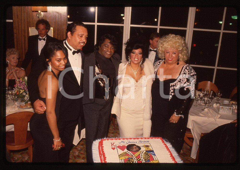 35mm vintage slide* 1992 LOS ANGELES James BROWN agli AMERICAN MUSIC AWARDS 1 Diapositiva d'epoca, in formato 35 mm. CONDIZIONI: GOODE' severamente vietata la riproduzione. Tutti i diritti sono riservati.Nella diapositiva ICharta mette in vendita, sul negozio eBay e in esclusiva sul sito "icharta" il proprio archivio composto da numerose diapositive e negativi fotografici d'epoca, tutti originali e autentici, che attraversano la storia del costume italiano tra gli la fine degli anni Sessanta e Novanta.Si tratta di uno sguardo inedito sull'attualit&agrave;, la politica, la vita quotidiana, il gossip e la cultura, che fotografa il cambiamento della nazione in quest'ultimo scorcio del XX secolo. Un'occasione unica per il mercato del collezionismo, che vede finalmente disponibile un archivio eccezionale per vastit&agrave;, tematiche e condizioni, in un settore (il negativo fotografico e la diapositiva) di assoluta novit&agrave; e dalle interessanti prospettive di investimento.  originale e autentica 1