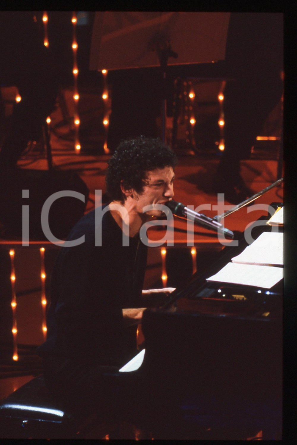 35mm vintage slide* 1996 FESTIVAL SANREMO Maurizio LAUZI al Teatro Ariston (1) Diapositiva d'epoca, in formato 35 mm. CONDIZIONI: GOODE' severamente vietata la riproduzione. Tutti i diritti sono riservati.Nella diapositiva ICharta mette in vendita, sul negozio eBay e in esclusiva sul sito "icharta" il proprio archivio composto da numerose diapositive e negativi fotografici d'epoca, tutti originali e autentici, che attraversano la storia del costume italiano tra gli la fine degli anni Sessanta e Novanta.Si tratta di uno sguardo inedito sull'attualit&agrave;, la politica, la vita quotidiana, il gossip e la cultura, che fotografa il cambiamento della nazione in quest'ultimo scorcio del XX secolo. Un'occasione unica per il mercato del collezionismo, che vede finalmente disponibile un archivio eccezionale per vastit&agrave;, tematiche e condizioni, in un settore (il negativo fotografico e la diapositiva) di assoluta novit&agrave; e dalle interessanti prospettive di investimento.  originale e autentica 1