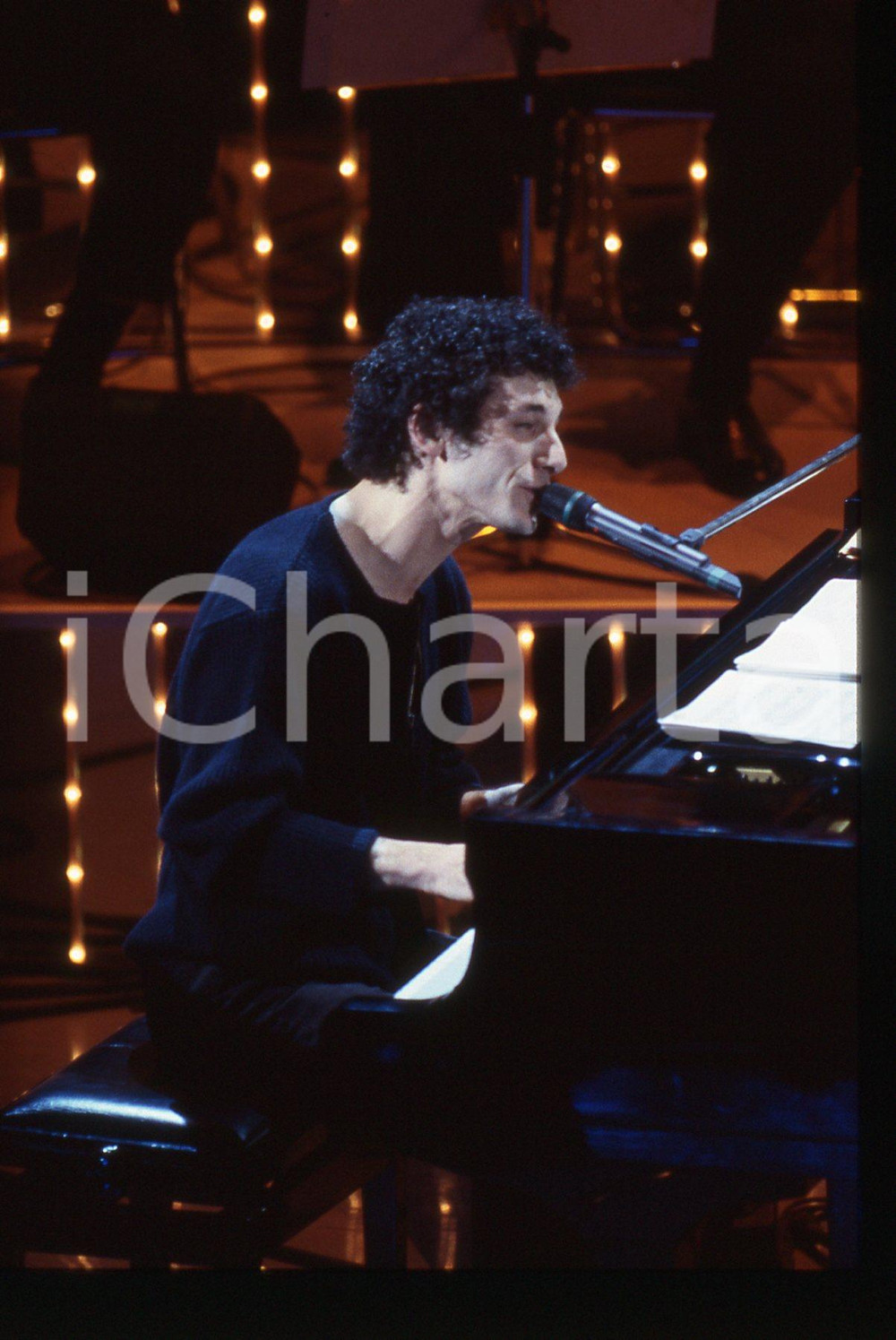 35mm vintage slide* 1996 SANREMO Maurizio LAUZI al Teatro Ariston (3) Diapositiva d'epoca, in formato 35 mm. CONDIZIONI: GOODE' severamente vietata la riproduzione. Tutti i diritti sono riservati.Nella diapositiva ICharta mette in vendita, sul negozio eBay e in esclusiva sul sito "icharta" il proprio archivio composto da numerose diapositive e negativi fotografici d'epoca, tutti originali e autentici, che attraversano la storia del costume italiano tra gli la fine degli anni Sessanta e Novanta.Si tratta di uno sguardo inedito sull'attualit&agrave;, la politica, la vita quotidiana, il gossip e la cultura, che fotografa il cambiamento della nazione in quest'ultimo scorcio del XX secolo. Un'occasione unica per il mercato del collezionismo, che vede finalmente disponibile un archivio eccezionale per vastit&agrave;, tematiche e condizioni, in un settore (il negativo fotografico e la diapositiva) di assoluta novit&agrave; e dalle interessanti prospettive di investimento.  originale e autentica 1
