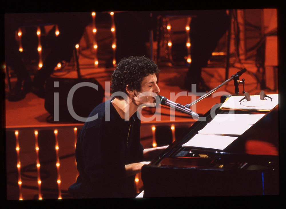 35mm vintage slide* 1996 SANREMO Maurizio LAUZI al Teatro Ariston (4) Diapositiva d'epoca, in formato 35 mm. CONDIZIONI: GOODE' severamente vietata la riproduzione. Tutti i diritti sono riservati.Nella diapositiva ICharta mette in vendita, sul negozio eBay e in esclusiva sul sito "icharta" il proprio archivio composto da numerose diapositive e negativi fotografici d'epoca, tutti originali e autentici, che attraversano la storia del costume italiano tra gli la fine degli anni Sessanta e Novanta.Si tratta di uno sguardo inedito sull'attualit&agrave;, la politica, la vita quotidiana, il gossip e la cultura, che fotografa il cambiamento della nazione in quest'ultimo scorcio del XX secolo. Un'occasione unica per il mercato del collezionismo, che vede finalmente disponibile un archivio eccezionale per vastit&agrave;, tematiche e condizioni, in un settore (il negativo fotografico e la diapositiva) di assoluta novit&agrave; e dalle interessanti prospettive di investimento.  originale e autentica 1