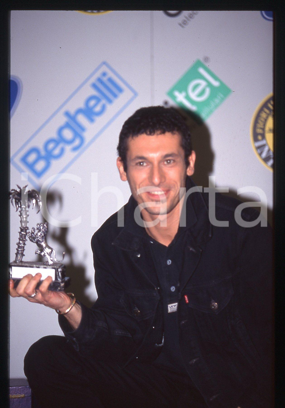 35mm vintage slide* 1997 SANREMO Maurizio LAUZI con il Premio della Critica (2) Diapositiva d'epoca, in formato 35 mm. CONDIZIONI: GOODE' severamente vietata la riproduzione. Tutti i diritti sono riservati.Nella diapositiva ICharta mette in vendita, sul negozio eBay e in esclusiva sul sito "icharta" il proprio archivio composto da numerose diapositive e negativi fotografici d'epoca, tutti originali e autentici, che attraversano la storia del costume italiano tra gli la fine degli anni Sessanta e Novanta.Si tratta di uno sguardo inedito sull'attualit&agrave;, la politica, la vita quotidiana, il gossip e la cultura, che fotografa il cambiamento della nazione in quest'ultimo scorcio del XX secolo. Un'occasione unica per il mercato del collezionismo, che vede finalmente disponibile un archivio eccezionale per vastit&agrave;, tematiche e condizioni, in un settore (il negativo fotografico e la diapositiva) di assoluta novit&agrave; e dalle interessanti prospettive di investimento.  originale e autentica 1