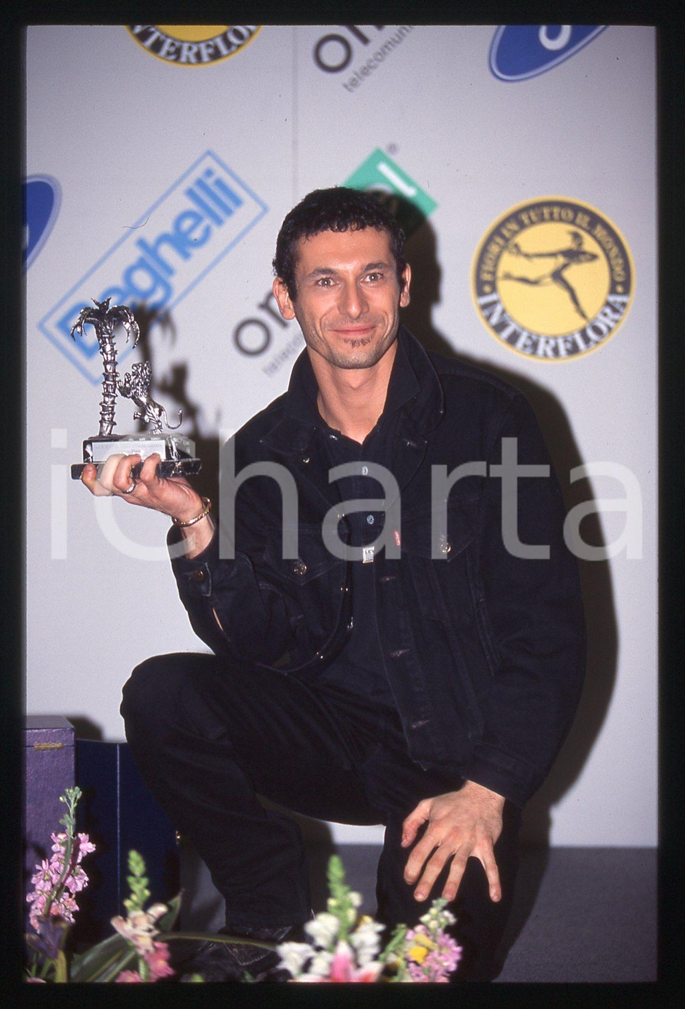 35mm vintage slide* 1997 SANREMO Maurizio LAUZI con il Premio della critica (3) Diapositiva d'epoca, in formato 35 mm. CONDIZIONI: GOODE' severamente vietata la riproduzione. Tutti i diritti sono riservati.Nella diapositiva ICharta mette in vendita, sul negozio eBay e in esclusiva sul sito "icharta" il proprio archivio composto da numerose diapositive e negativi fotografici d'epoca, tutti originali e autentici, che attraversano la storia del costume italiano tra gli la fine degli anni Sessanta e Novanta.Si tratta di uno sguardo inedito sull'attualit&agrave;, la politica, la vita quotidiana, il gossip e la cultura, che fotografa il cambiamento della nazione in quest'ultimo scorcio del XX secolo. Un'occasione unica per il mercato del collezionismo, che vede finalmente disponibile un archivio eccezionale per vastit&agrave;, tematiche e condizioni, in un settore (il negativo fotografico e la diapositiva) di assoluta novit&agrave; e dalle interessanti prospettive di investimento.  originale e autentica 1