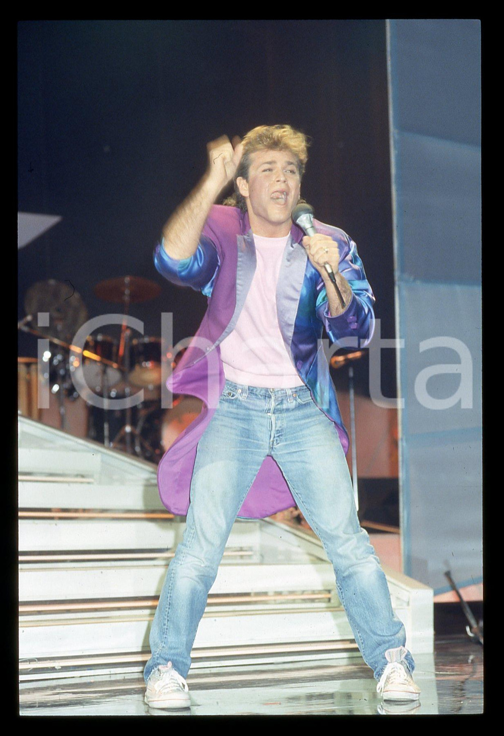 35mm vintage slide* 1985 SANREMO Sam HARRIS ospite al Festival (1) Diapositiva d'epoca, in formato 35 mm. CONDIZIONI: GOODE' severamente vietata la riproduzione. Tutti i diritti sono riservati.Nella diapositiva ICharta mette in vendita, sul negozio eBay e in esclusiva sul sito "icharta" il proprio archivio composto da numerose diapositive e negativi fotografici d'epoca, tutti originali e autentici, che attraversano la storia del costume italiano tra gli la fine degli anni Sessanta e Novanta.Si tratta di uno sguardo inedito sull'attualit&agrave;, la politica, la vita quotidiana, il gossip e la cultura, che fotografa il cambiamento della nazione in quest'ultimo scorcio del XX secolo. Un'occasione unica per il mercato del collezionismo, che vede finalmente disponibile un archivio eccezionale per vastit&agrave;, tematiche e condizioni, in un settore (il negativo fotografico e la diapositiva) di assoluta novit&agrave; e dalle interessanti prospettive di investimento.  originale e autentica 1