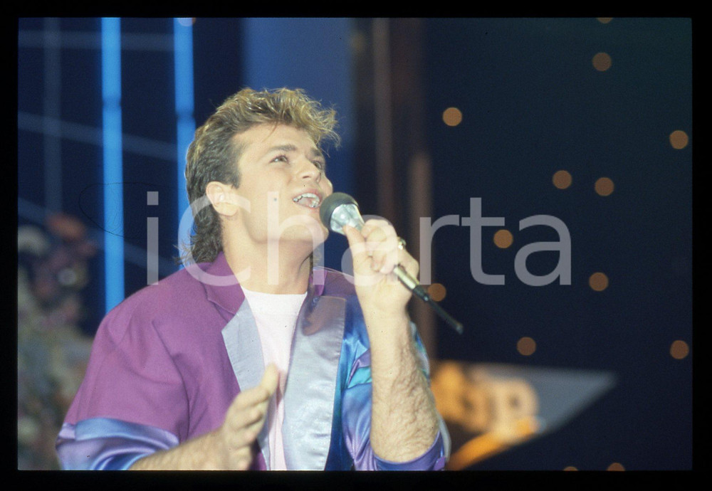 35mm vintage slide* 1985 SANREMO Sam HARRIS ospite al Festival (4) Diapositiva d'epoca, in formato 35 mm. CONDIZIONI: GOODE' severamente vietata la riproduzione. Tutti i diritti sono riservati.Nella diapositiva ICharta mette in vendita, sul negozio eBay e in esclusiva sul sito "icharta" il proprio archivio composto da numerose diapositive e negativi fotografici d'epoca, tutti originali e autentici, che attraversano la storia del costume italiano tra gli la fine degli anni Sessanta e Novanta.Si tratta di uno sguardo inedito sull'attualit&agrave;, la politica, la vita quotidiana, il gossip e la cultura, che fotografa il cambiamento della nazione in quest'ultimo scorcio del XX secolo. Un'occasione unica per il mercato del collezionismo, che vede finalmente disponibile un archivio eccezionale per vastit&agrave;, tematiche e condizioni, in un settore (il negativo fotografico e la diapositiva) di assoluta novit&agrave; e dalle interessanti prospettive di investimento.  originale e autentica 1