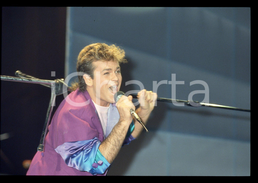 35mm vintage slide* 1985 SANREMO Sam HARRIS ospite al Festival (5) Diapositiva d'epoca, in formato 35 mm. CONDIZIONI: GOODE' severamente vietata la riproduzione. Tutti i diritti sono riservati.Nella diapositiva ICharta mette in vendita, sul negozio eBay e in esclusiva sul sito "icharta" il proprio archivio composto da numerose diapositive e negativi fotografici d'epoca, tutti originali e autentici, che attraversano la storia del costume italiano tra gli la fine degli anni Sessanta e Novanta.Si tratta di uno sguardo inedito sull'attualit&agrave;, la politica, la vita quotidiana, il gossip e la cultura, che fotografa il cambiamento della nazione in quest'ultimo scorcio del XX secolo. Un'occasione unica per il mercato del collezionismo, che vede finalmente disponibile un archivio eccezionale per vastit&agrave;, tematiche e condizioni, in un settore (il negativo fotografico e la diapositiva) di assoluta novit&agrave; e dalle interessanti prospettive di investimento.  originale e autentica 1