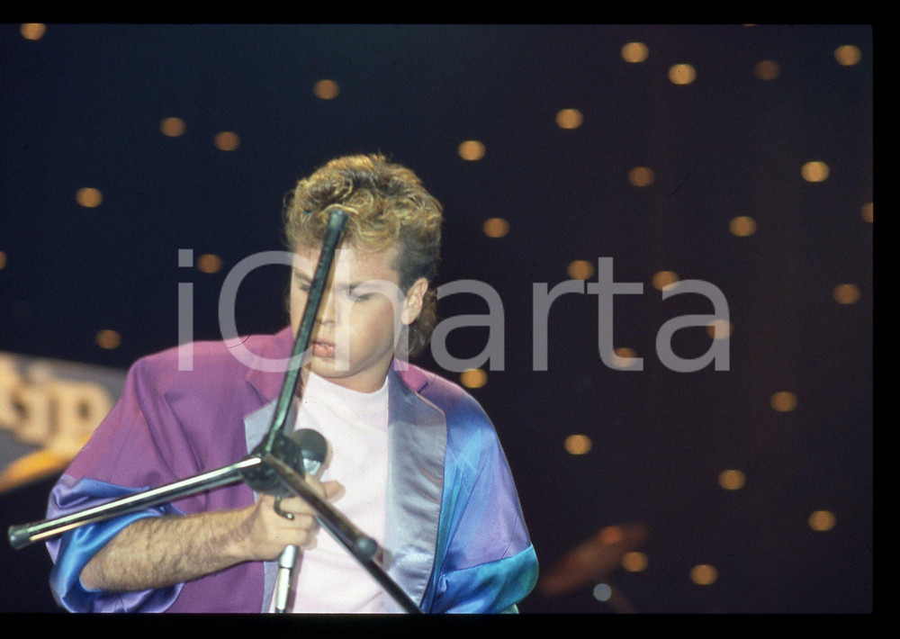 35mm vintage slide* 1985 SANREMO Sam HARRIS ospite al Festival (6) Diapositiva d'epoca, in formato 35 mm. CONDIZIONI: GOODE' severamente vietata la riproduzione. Tutti i diritti sono riservati.Nella diapositiva ICharta mette in vendita, sul negozio eBay e in esclusiva sul sito "icharta" il proprio archivio composto da numerose diapositive e negativi fotografici d'epoca, tutti originali e autentici, che attraversano la storia del costume italiano tra gli la fine degli anni Sessanta e Novanta.Si tratta di uno sguardo inedito sull'attualit&agrave;, la politica, la vita quotidiana, il gossip e la cultura, che fotografa il cambiamento della nazione in quest'ultimo scorcio del XX secolo. Un'occasione unica per il mercato del collezionismo, che vede finalmente disponibile un archivio eccezionale per vastit&agrave;, tematiche e condizioni, in un settore (il negativo fotografico e la diapositiva) di assoluta novit&agrave; e dalle interessanti prospettive di investimento.  originale e autentica 1