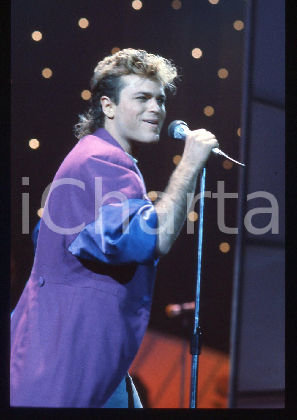 35mm vintage slide* 1985 SANREMO Sam HARRIS ospite al Festival (7) Diapositiva d'epoca, in formato 35 mm. CONDIZIONI: GOODE' severamente vietata la riproduzione. Tutti i diritti sono riservati.Nella diapositiva ICharta mette in vendita, sul negozio eBay e in esclusiva sul sito "icharta" il proprio archivio composto da numerose diapositive e negativi fotografici d'epoca, tutti originali e autentici, che attraversano la storia del costume italiano tra gli la fine degli anni Sessanta e Novanta.Si tratta di uno sguardo inedito sull'attualit&agrave;, la politica, la vita quotidiana, il gossip e la cultura, che fotografa il cambiamento della nazione in quest'ultimo scorcio del XX secolo. Un'occasione unica per il mercato del collezionismo, che vede finalmente disponibile un archivio eccezionale per vastit&agrave;, tematiche e condizioni, in un settore (il negativo fotografico e la diapositiva) di assoluta novit&agrave; e dalle interessanti prospettive di investimento.  originale e autentica 1