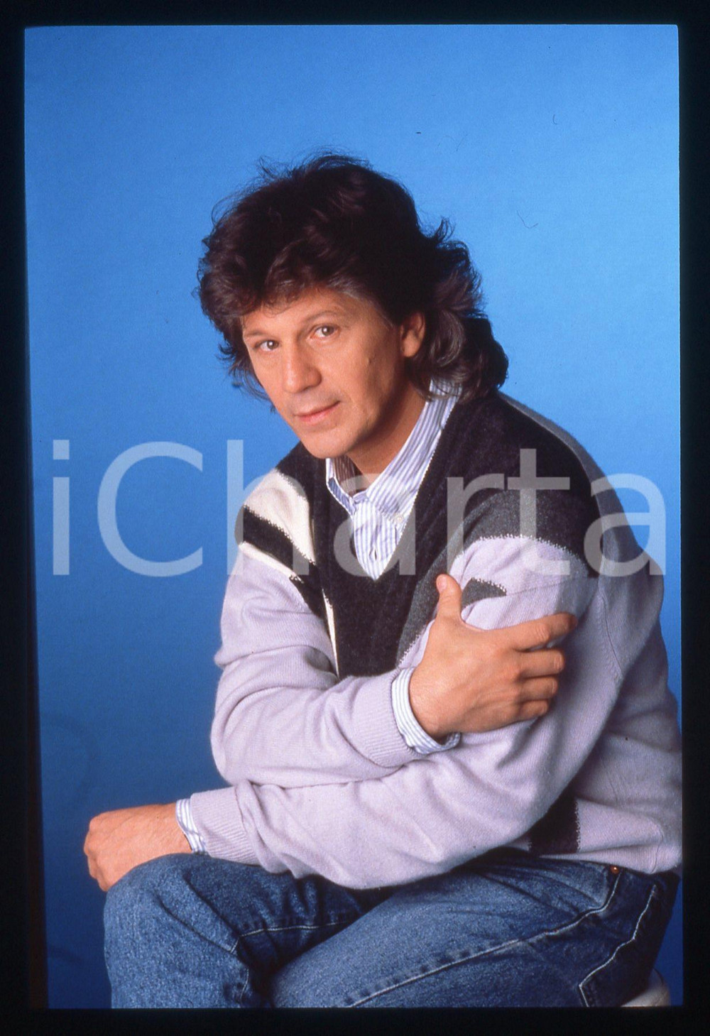 35mm vintage slide* 1990ca MUSICA Gérard Lenorman Ritratto del cantante (2) Diapositiva d'epoca, in formato 35 mm. CONDIZIONI: GOODE' severamente vietata la riproduzione. Tutti i diritti sono riservati.Nella diapositiva ICharta mette in vendita, sul negozio eBay e in esclusiva sul sito "icharta" il proprio archivio composto da numerose diapositive e negativi fotografici d'epoca, tutti originali e autentici, che attraversano la storia del costume italiano tra gli la fine degli anni Sessanta e Novanta.Si tratta di uno sguardo inedito sull'attualit&agrave;, la politica, la vita quotidiana, il gossip e la cultura, che fotografa il cambiamento della nazione in quest'ultimo scorcio del XX secolo. Un'occasione unica per il mercato del collezionismo, che vede finalmente disponibile un archivio eccezionale per vastit&agrave;, tematiche e condizioni, in un settore (il negativo fotografico e la diapositiva) di assoluta novit&agrave; e dalle interessanti prospettive di investimento.  originale e autentica 1