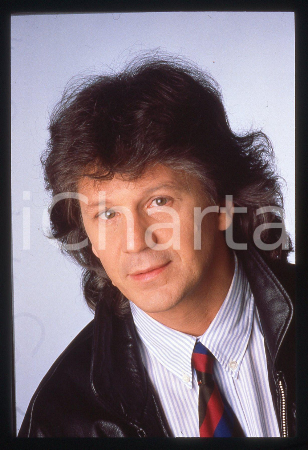 35mm vintage slide* 1990ca MUSICA Gérard Lenorman Ritratto del cantante (4) Diapositiva d'epoca, in formato 35 mm. CONDIZIONI: GOODE' severamente vietata la riproduzione. Tutti i diritti sono riservati.Nella diapositiva ICharta mette in vendita, sul negozio eBay e in esclusiva sul sito "icharta" il proprio archivio composto da numerose diapositive e negativi fotografici d'epoca, tutti originali e autentici, che attraversano la storia del costume italiano tra gli la fine degli anni Sessanta e Novanta.Si tratta di uno sguardo inedito sull'attualit&agrave;, la politica, la vita quotidiana, il gossip e la cultura, che fotografa il cambiamento della nazione in quest'ultimo scorcio del XX secolo. Un'occasione unica per il mercato del collezionismo, che vede finalmente disponibile un archivio eccezionale per vastit&agrave;, tematiche e condizioni, in un settore (il negativo fotografico e la diapositiva) di assoluta novit&agrave; e dalle interessanti prospettive di investimento.  originale e autentica 1