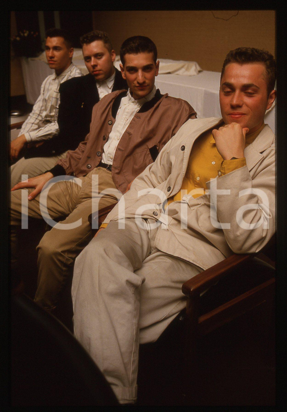 35mm vintage slide* 1987 BARI Band BROTHER BEYOND - Teatro Petruzzelli (2) La diapositiva &egrave; stata scattata in occasione della trasmissione Azzurro svoltasi al Teatro PetruzzelliCompaiono Nathan Moore, David Ben White, Steve Alexander e Carl FyshDiapositiva d'epoca, in formato 35 mm. CONDIZIONI: GOODE' severamente vietata la riproduzione. Tutti i diritti sono riservati.Nella diapositiva ICharta mette in vendita, sul negozio eBay e in esclusiva sul sito "icharta" il proprio archivio composto da numerose diapositive e negativi fotografici d'epoca, tutti originali e autentici, che attraversano la storia del costume italiano tra gli la fine degli anni Sessanta e Novanta.Si tratta di uno sguardo inedito sull'attualit&agrave;, la politica, la vita quotidiana, il gossip e la cultura, che fotografa il cambiamento della nazione in quest'ultimo scorcio del XX secolo. Un'occasione unica per il mercato del collezionismo, che vede finalmente disponibile un archivio eccezionale per vastit&agrave;, tematiche e condizioni, in un settore (il negativo fotografico e la diapositiva) di assoluta novit&agrave; e dalle interessanti prospettive di investimento.  originale e autentica 1