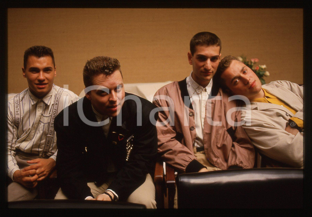 35mm vintage slide* 1987 BARI Band BROTHER BEYOND - Teatro Petruzzelli (4) La diapositiva &egrave; stata scattata in occasione della trasmissione Azzurro svoltasi al Teatro PetruzzelliCompaiono Nathan Moore, David Ben White, Steve Alexander e Carl FyshDiapositiva d'epoca, in formato 35 mm. CONDIZIONI: GOODE' severamente vietata la riproduzione. Tutti i diritti sono riservati.Nella diapositiva ICharta mette in vendita, sul negozio eBay e in esclusiva sul sito "icharta" il proprio archivio composto da numerose diapositive e negativi fotografici d'epoca, tutti originali e autentici, che attraversano la storia del costume italiano tra gli la fine degli anni Sessanta e Novanta.Si tratta di uno sguardo inedito sull'attualit&agrave;, la politica, la vita quotidiana, il gossip e la cultura, che fotografa il cambiamento della nazione in quest'ultimo scorcio del XX secolo. Un'occasione unica per il mercato del collezionismo, che vede finalmente disponibile un archivio eccezionale per vastit&agrave;, tematiche e condizioni, in un settore (il negativo fotografico e la diapositiva) di assoluta novit&agrave; e dalle interessanti prospettive di investimento.  originale e autentica 1