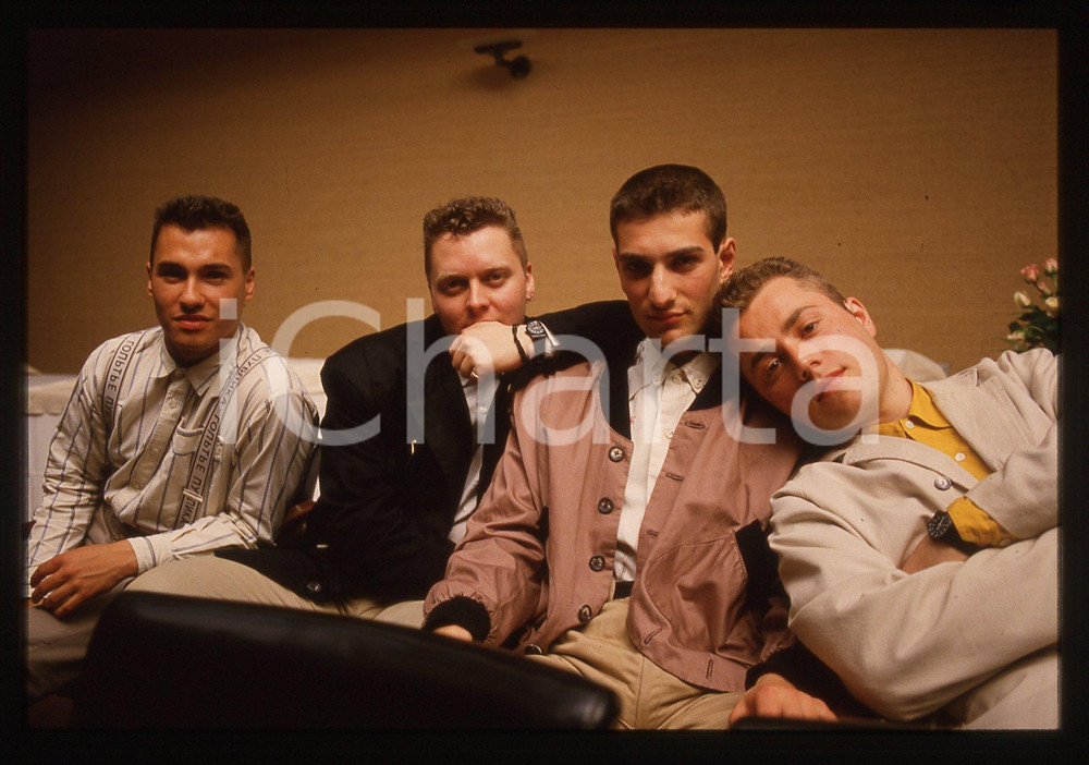 35mm vintage slide* 1987 BARI Band BROTHER BEYOND - Teatro Petruzzelli (5) La diapositiva &egrave; stata scattata in occasione della trasmissione Azzurro svoltasi al Teatro PetruzzelliCompaiono Nathan Moore, David Ben White, Steve Alexander e Carl FyshDiapositiva d'epoca, in formato 35 mm. CONDIZIONI: GOODE' severamente vietata la riproduzione. Tutti i diritti sono riservati.Nella diapositiva ICharta mette in vendita, sul negozio eBay e in esclusiva sul sito "icharta" il proprio archivio composto da numerose diapositive e negativi fotografici d'epoca, tutti originali e autentici, che attraversano la storia del costume italiano tra gli la fine degli anni Sessanta e Novanta.Si tratta di uno sguardo inedito sull'attualit&agrave;, la politica, la vita quotidiana, il gossip e la cultura, che fotografa il cambiamento della nazione in quest'ultimo scorcio del XX secolo. Un'occasione unica per il mercato del collezionismo, che vede finalmente disponibile un archivio eccezionale per vastit&agrave;, tematiche e condizioni, in un settore (il negativo fotografico e la diapositiva) di assoluta novit&agrave; e dalle interessanti prospettive di investimento.  originale e autentica 1