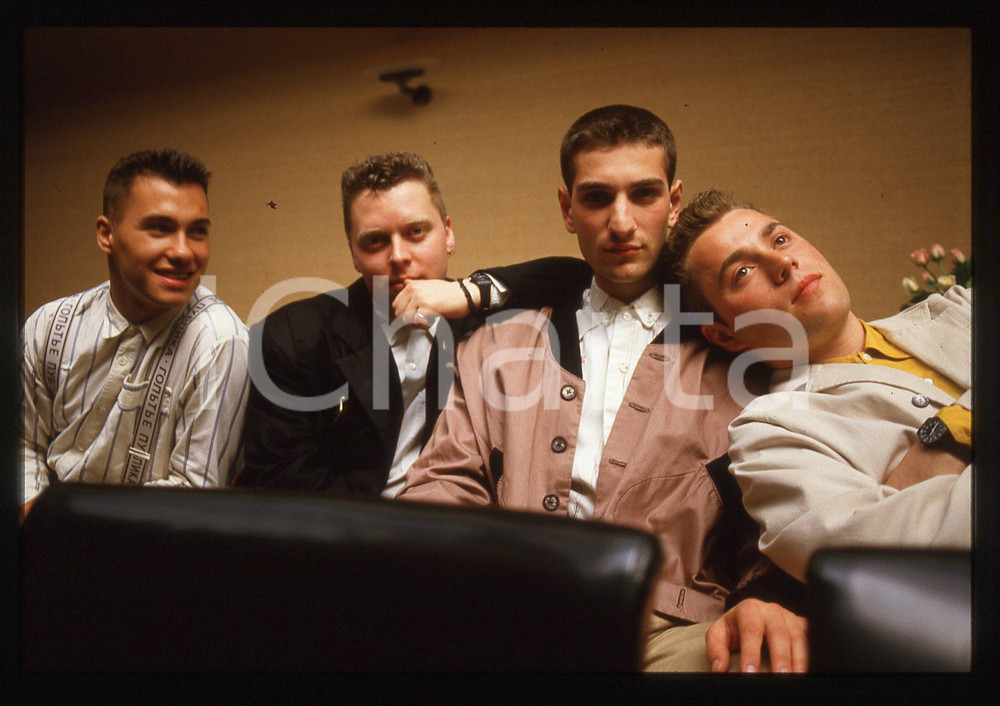 35mm vintage slide* 1987 BARI Band BROTHER BEYOND - Teatro Petruzzelli (6) La diapositiva &egrave; stata scattata in occasione della trasmissione Azzurro svoltasi al Teatro PetruzzelliCompaiono Nathan Moore, David Ben White, Steve Alexander e Carl FyshDiapositiva d'epoca, in formato 35 mm. CONDIZIONI: GOODE' severamente vietata la riproduzione. Tutti i diritti sono riservati.Nella diapositiva ICharta mette in vendita, sul negozio eBay e in esclusiva sul sito "icharta" il proprio archivio composto da numerose diapositive e negativi fotografici d'epoca, tutti originali e autentici, che attraversano la storia del costume italiano tra gli la fine degli anni Sessanta e Novanta.Si tratta di uno sguardo inedito sull'attualit&agrave;, la politica, la vita quotidiana, il gossip e la cultura, che fotografa il cambiamento della nazione in quest'ultimo scorcio del XX secolo. Un'occasione unica per il mercato del collezionismo, che vede finalmente disponibile un archivio eccezionale per vastit&agrave;, tematiche e condizioni, in un settore (il negativo fotografico e la diapositiva) di assoluta novit&agrave; e dalle interessanti prospettive di investimento.  originale e autentica 1