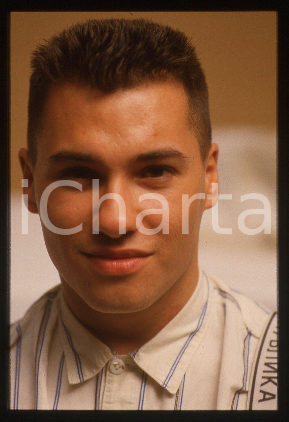 35mm vintage slide* 1987 BARI Nathan MOORE dei BROTHER BEYOND Ritratto (1) La diapositiva &egrave; stata scattata in occasione della trasmissione Azzurro svoltasi al Teatro PetruzzelliDiapositiva d'epoca, in formato 35 mm. CONDIZIONI: GOODE' severamente vietata la riproduzione. Tutti i diritti sono riservati.Nella diapositiva ICharta mette in vendita, sul negozio eBay e in esclusiva sul sito "icharta" il proprio archivio composto da numerose diapositive e negativi fotografici d'epoca, tutti originali e autentici, che attraversano la storia del costume italiano tra gli la fine degli anni Sessanta e Novanta.Si tratta di uno sguardo inedito sull'attualit&agrave;, la politica, la vita quotidiana, il gossip e la cultura, che fotografa il cambiamento della nazione in quest'ultimo scorcio del XX secolo. Un'occasione unica per il mercato del collezionismo, che vede finalmente disponibile un archivio eccezionale per vastit&agrave;, tematiche e condizioni, in un settore (il negativo fotografico e la diapositiva) di assoluta novit&agrave; e dalle interessanti prospettive di investimento.  originale e autentica 1