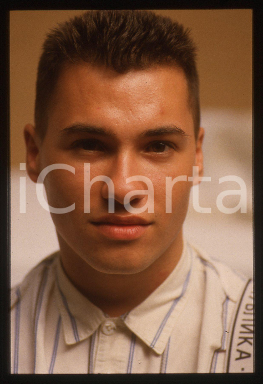 35mm vintage slide* 1987 BARI Nathan MOORE dei BROTHER BEYOND Ritratto (2) La diapositiva &egrave; stata scattata in occasione della trasmissione Azzurro svoltasi al Teatro PetruzzelliDiapositiva d'epoca, in formato 35 mm. CONDIZIONI: GOODE' severamente vietata la riproduzione. Tutti i diritti sono riservati.Nella diapositiva ICharta mette in vendita, sul negozio eBay e in esclusiva sul sito "icharta" il proprio archivio composto da numerose diapositive e negativi fotografici d'epoca, tutti originali e autentici, che attraversano la storia del costume italiano tra gli la fine degli anni Sessanta e Novanta.Si tratta di uno sguardo inedito sull'attualit&agrave;, la politica, la vita quotidiana, il gossip e la cultura, che fotografa il cambiamento della nazione in quest'ultimo scorcio del XX secolo. Un'occasione unica per il mercato del collezionismo, che vede finalmente disponibile un archivio eccezionale per vastit&agrave;, tematiche e condizioni, in un settore (il negativo fotografico e la diapositiva) di assoluta novit&agrave; e dalle interessanti prospettive di investimento.  originale e autentica 1