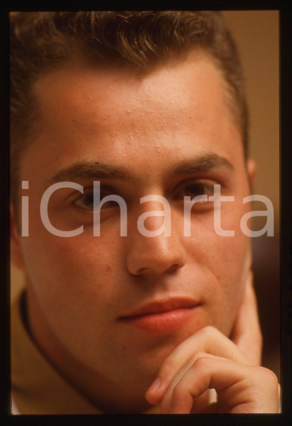 35mm vintage slide* 1987 BARI David Ben WHITE dei BROTHER BEYOND Ritratto (2) La diapositiva &egrave; stata scattata in occasione della trasmissione Azzurro svoltasi al Teatro PetruzzelliDiapositiva d'epoca, in formato 35 mm. CONDIZIONI: GOODE' severamente vietata la riproduzione. Tutti i diritti sono riservati.Nella diapositiva ICharta mette in vendita, sul negozio eBay e in esclusiva sul sito "icharta" il proprio archivio composto da numerose diapositive e negativi fotografici d'epoca, tutti originali e autentici, che attraversano la storia del costume italiano tra gli la fine degli anni Sessanta e Novanta.Si tratta di uno sguardo inedito sull'attualit&agrave;, la politica, la vita quotidiana, il gossip e la cultura, che fotografa il cambiamento della nazione in quest'ultimo scorcio del XX secolo. Un'occasione unica per il mercato del collezionismo, che vede finalmente disponibile un archivio eccezionale per vastit&agrave;, tematiche e condizioni, in un settore (il negativo fotografico e la diapositiva) di assoluta novit&agrave; e dalle interessanti prospettive di investimento.  originale e autentica 1