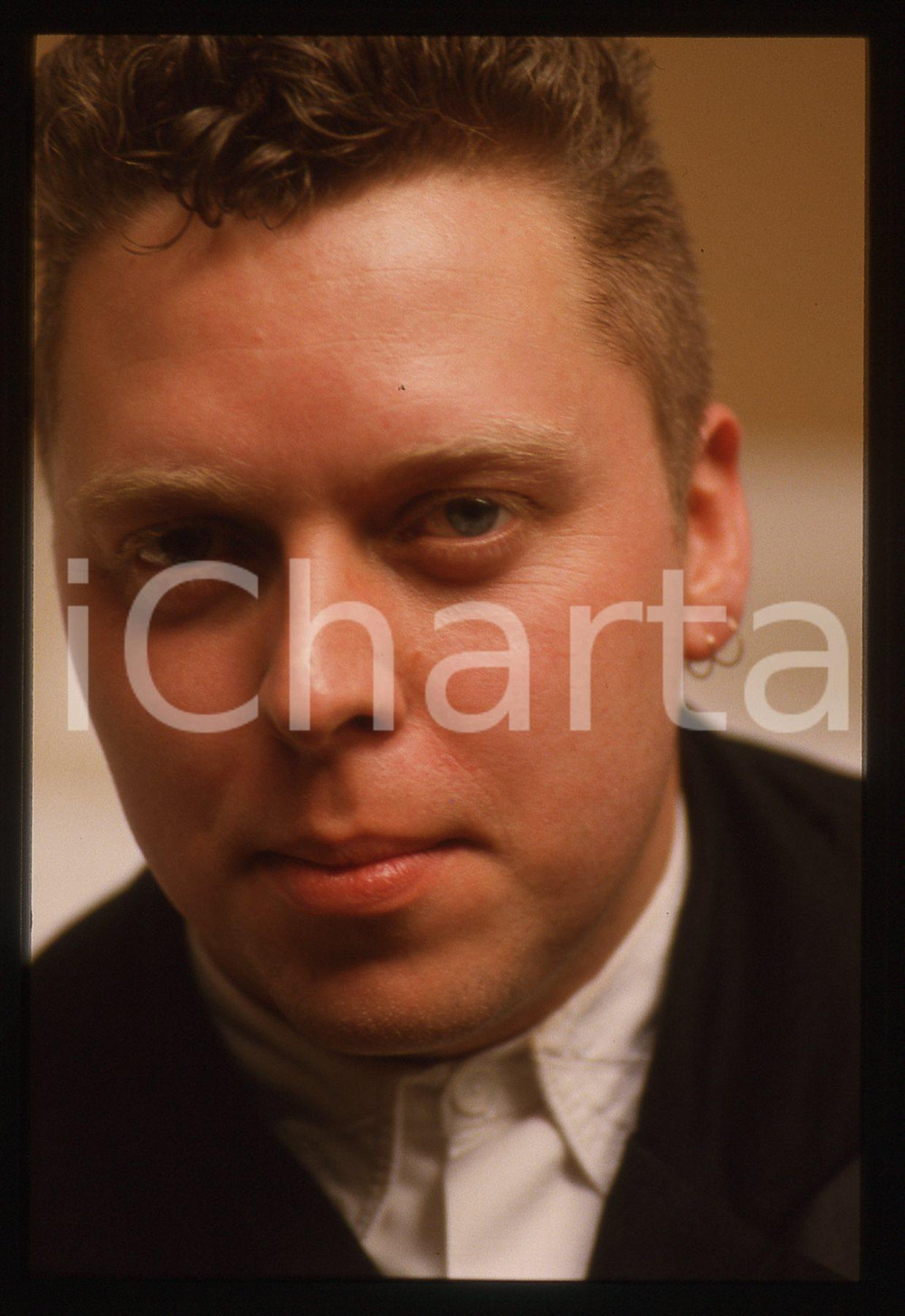 35mm vintage slide* 1987 BARI Steve ALEXANDER dei BROTHER BEYOND Ritratto (1) La diapositiva &egrave; stata scattata in occasione della trasmissione Azzurro svoltasi al Teatro PetruzzelliDiapositiva d'epoca, in formato 35 mm. CONDIZIONI: GOODE' severamente vietata la riproduzione. Tutti i diritti sono riservati.Nella diapositiva ICharta mette in vendita, sul negozio eBay e in esclusiva sul sito "icharta" il proprio archivio composto da numerose diapositive e negativi fotografici d'epoca, tutti originali e autentici, che attraversano la storia del costume italiano tra gli la fine degli anni Sessanta e Novanta.Si tratta di uno sguardo inedito sull'attualit&agrave;, la politica, la vita quotidiana, il gossip e la cultura, che fotografa il cambiamento della nazione in quest'ultimo scorcio del XX secolo. Un'occasione unica per il mercato del collezionismo, che vede finalmente disponibile un archivio eccezionale per vastit&agrave;, tematiche e condizioni, in un settore (il negativo fotografico e la diapositiva) di assoluta novit&agrave; e dalle interessanti prospettive di investimento.  originale e autentica 1
