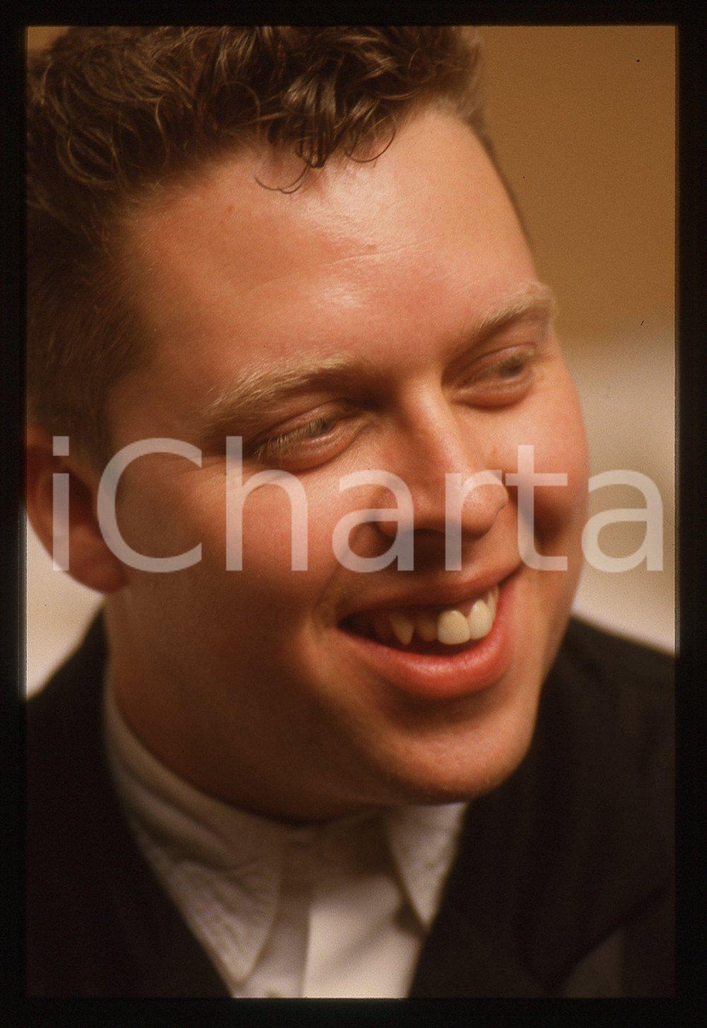 35mm vintage slide* 1987 BARI Steve ALEXANDER dei BROTHER BEYOND Ritratto (2) La diapositiva &egrave; stata scattata in occasione della trasmissione Azzurro svoltasi al Teatro PetruzzelliDiapositiva d'epoca, in formato 35 mm. CONDIZIONI: GOODE' severamente vietata la riproduzione. Tutti i diritti sono riservati.Nella diapositiva ICharta mette in vendita, sul negozio eBay e in esclusiva sul sito "icharta" il proprio archivio composto da numerose diapositive e negativi fotografici d'epoca, tutti originali e autentici, che attraversano la storia del costume italiano tra gli la fine degli anni Sessanta e Novanta.Si tratta di uno sguardo inedito sull'attualit&agrave;, la politica, la vita quotidiana, il gossip e la cultura, che fotografa il cambiamento della nazione in quest'ultimo scorcio del XX secolo. Un'occasione unica per il mercato del collezionismo, che vede finalmente disponibile un archivio eccezionale per vastit&agrave;, tematiche e condizioni, in un settore (il negativo fotografico e la diapositiva) di assoluta novit&agrave; e dalle interessanti prospettive di investimento.  originale e autentica 1