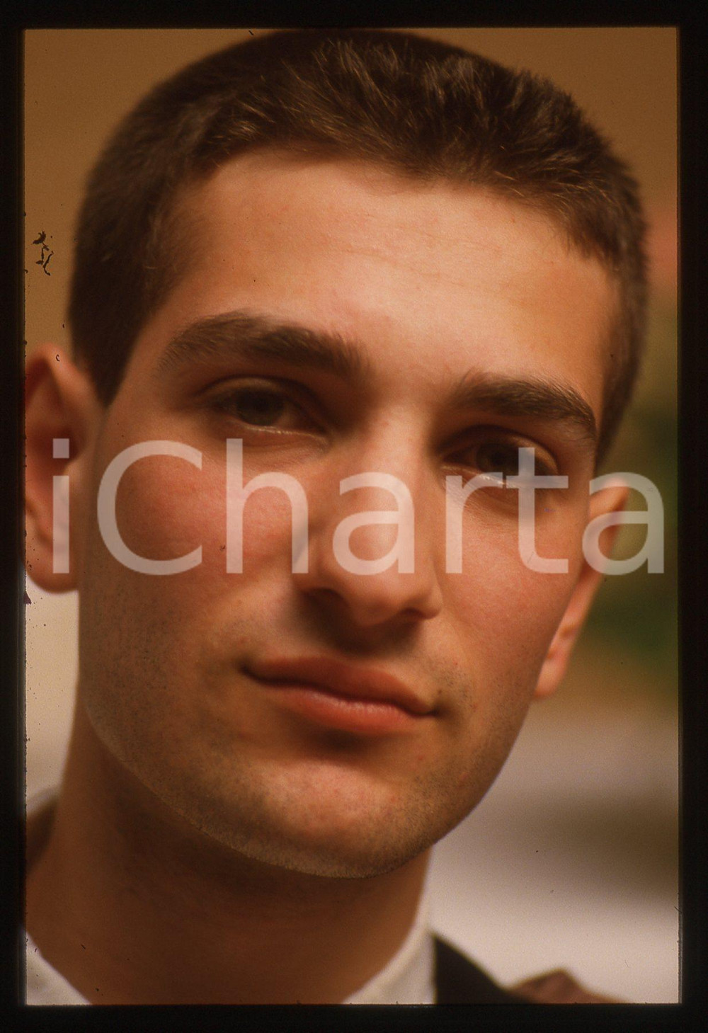 35mm vintage slide* 1987 BARI Carl FYSH dei BROTHER BEYOND Ritratto (1) La diapositiva &egrave; stata scattata in occasione della trasmissione Azzurro svoltasi al Teatro PetruzzelliDiapositiva d'epoca, in formato 35 mm. CONDIZIONI: GOODE' severamente vietata la riproduzione. Tutti i diritti sono riservati.Nella diapositiva ICharta mette in vendita, sul negozio eBay e in esclusiva sul sito "icharta" il proprio archivio composto da numerose diapositive e negativi fotografici d'epoca, tutti originali e autentici, che attraversano la storia del costume italiano tra gli la fine degli anni Sessanta e Novanta.Si tratta di uno sguardo inedito sull'attualit&agrave;, la politica, la vita quotidiana, il gossip e la cultura, che fotografa il cambiamento della nazione in quest'ultimo scorcio del XX secolo. Un'occasione unica per il mercato del collezionismo, che vede finalmente disponibile un archivio eccezionale per vastit&agrave;, tematiche e condizioni, in un settore (il negativo fotografico e la diapositiva) di assoluta novit&agrave; e dalle interessanti prospettive di investimento.  originale e autentica 1