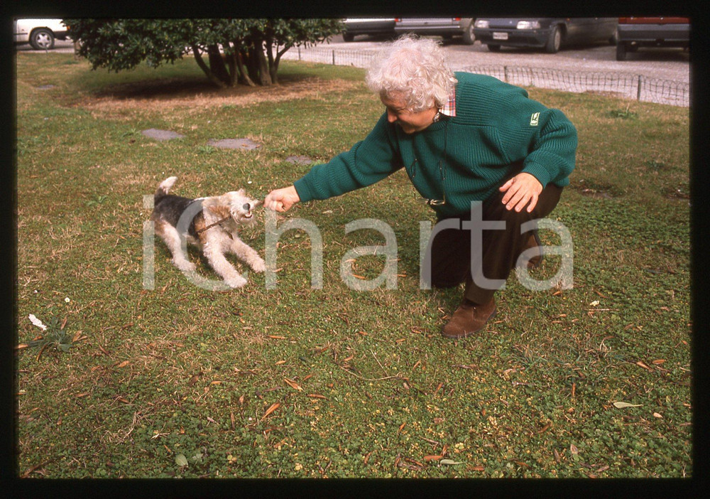 35mm vintage slide* 1990ca ITALIA COSTUME Bruno LAUZI gioca con il suo cane (1)