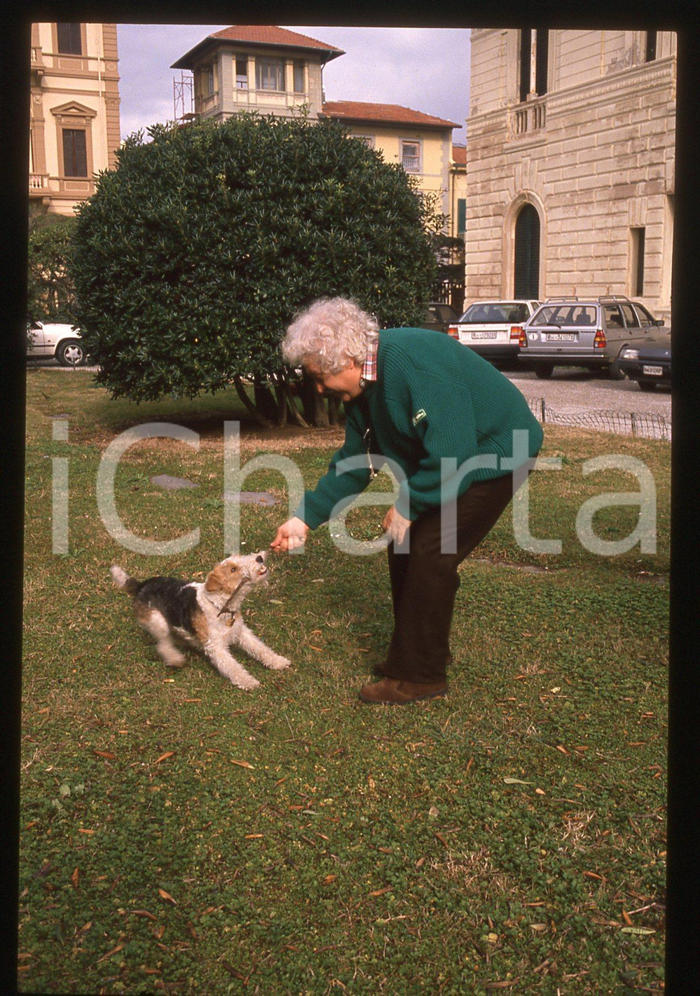 35mm vintage slide* 1990ca ITALIA COSTUME Bruno LAUZI gioca con il suo cane 6