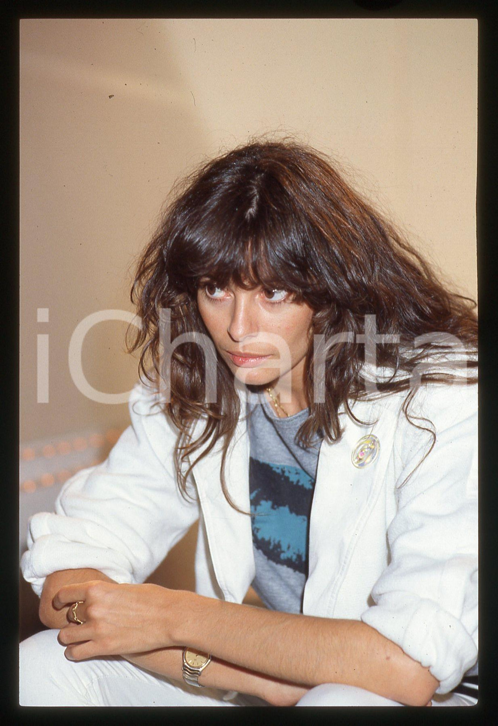 35mm vintage slide* 1985 RIVA DEL GARDA Carla BISSI "ALICE" Ritratto (2) Diapositiva d'epoca, in formato 35 mm. CONDIZIONI: GOODE' severamente vietata la riproduzione. Tutti i diritti sono riservati.Nella diapositiva ICharta mette in vendita, sul negozio eBay e in esclusiva sul sito "icharta" il proprio archivio composto da numerose diapositive e negativi fotografici d'epoca, tutti originali e autentici, che attraversano la storia del costume italiano tra gli la fine degli anni Sessanta e Novanta.Si tratta di uno sguardo inedito sull'attualit&agrave;, la politica, la vita quotidiana, il gossip e la cultura, che fotografa il cambiamento della nazione in quest'ultimo scorcio del XX secolo. Un'occasione unica per il mercato del collezionismo, che vede finalmente disponibile un archivio eccezionale per vastit&agrave;, tematiche e condizioni, in un settore (il negativo fotografico e la diapositiva) di assoluta novit&agrave; e dalle interessanti prospettive di investimento.  originale e autentica 1