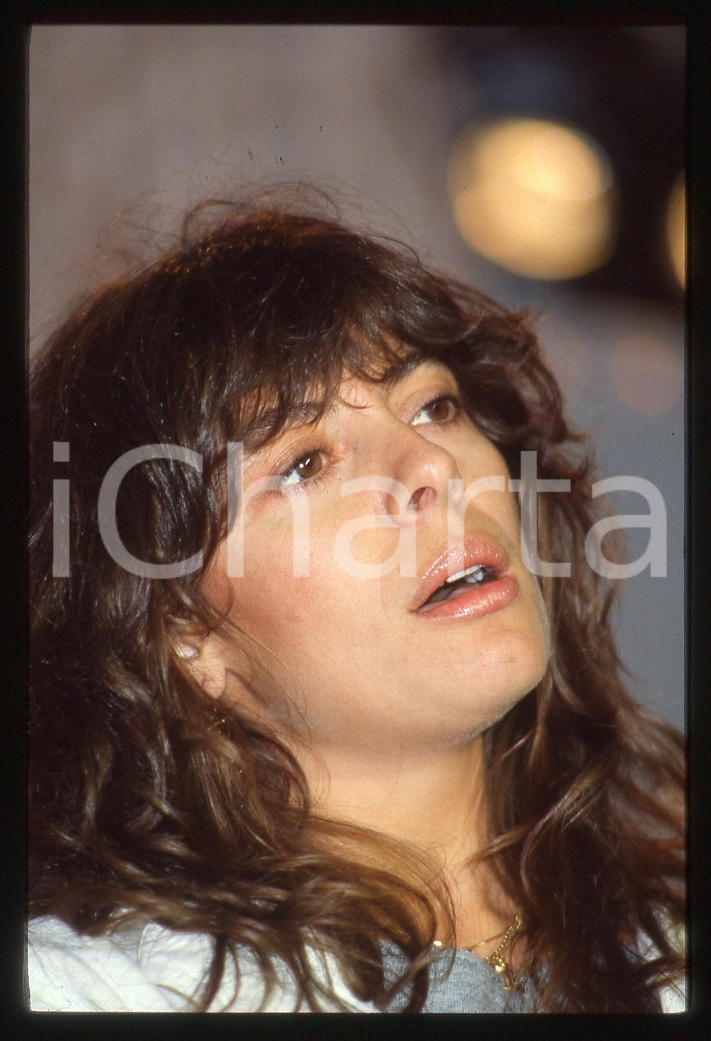 35mm vintage slide* 1985 RIVA DEL GARDA Carla BISSI "ALICE" Ritratto (3) Diapositiva d'epoca, in formato 35 mm. CONDIZIONI: GOODE' severamente vietata la riproduzione. Tutti i diritti sono riservati.Nella diapositiva ICharta mette in vendita, sul negozio eBay e in esclusiva sul sito "icharta" il proprio archivio composto da numerose diapositive e negativi fotografici d'epoca, tutti originali e autentici, che attraversano la storia del costume italiano tra gli la fine degli anni Sessanta e Novanta.Si tratta di uno sguardo inedito sull'attualit&agrave;, la politica, la vita quotidiana, il gossip e la cultura, che fotografa il cambiamento della nazione in quest'ultimo scorcio del XX secolo. Un'occasione unica per il mercato del collezionismo, che vede finalmente disponibile un archivio eccezionale per vastit&agrave;, tematiche e condizioni, in un settore (il negativo fotografico e la diapositiva) di assoluta novit&agrave; e dalle interessanti prospettive di investimento.  originale e autentica 1
