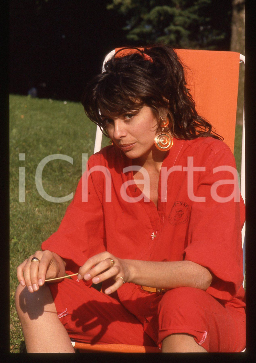 35mm vintage slide* 1985ca ITALIA COSTUME Carla BISSI "ALICE" Ritratto (1) Diapositiva d'epoca, in formato 35 mm. CONDIZIONI: GOODE' severamente vietata la riproduzione. Tutti i diritti sono riservati.Nella diapositiva ICharta mette in vendita, sul negozio eBay e in esclusiva sul sito "icharta" il proprio archivio composto da numerose diapositive e negativi fotografici d'epoca, tutti originali e autentici, che attraversano la storia del costume italiano tra gli la fine degli anni Sessanta e Novanta.Si tratta di uno sguardo inedito sull'attualit&agrave;, la politica, la vita quotidiana, il gossip e la cultura, che fotografa il cambiamento della nazione in quest'ultimo scorcio del XX secolo. Un'occasione unica per il mercato del collezionismo, che vede finalmente disponibile un archivio eccezionale per vastit&agrave;, tematiche e condizioni, in un settore (il negativo fotografico e la diapositiva) di assoluta novit&agrave; e dalle interessanti prospettive di investimento.  originale e autentica 1