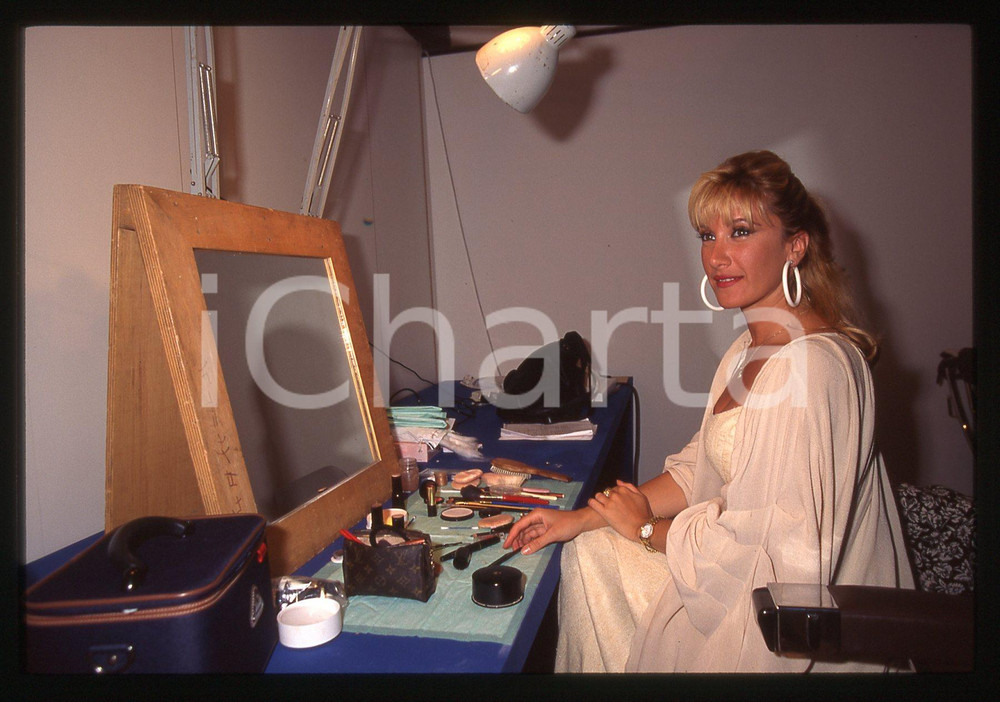 35mm vintage slide* 1988 GIOCHI SENZA FRONTIERE Simona TAGLI in camerino 2 Diapositiva d'epoca, in formato 35 mm. CONDIZIONI: GOODE' severamente vietata la riproduzione. Tutti i diritti sono riservati.Nella diapositiva ICharta mette in vendita, sul negozio eBay e in esclusiva sul sito "icharta" il proprio archivio composto da numerose diapositive e negativi fotografici d'epoca, tutti originali e autentici, che attraversano la storia del costume italiano tra gli la fine degli anni Sessanta e Novanta.Si tratta di uno sguardo inedito sull'attualit&agrave;, la politica, la vita quotidiana, il gossip e la cultura, che fotografa il cambiamento della nazione in quest'ultimo scorcio del XX secolo. Un'occasione unica per il mercato del collezionismo, che vede finalmente disponibile un archivio eccezionale per vastit&agrave;, tematiche e condizioni, in un settore (il negativo fotografico e la diapositiva) di assoluta novit&agrave; e dalle interessanti prospettive di investimento.  originale e autentica 1