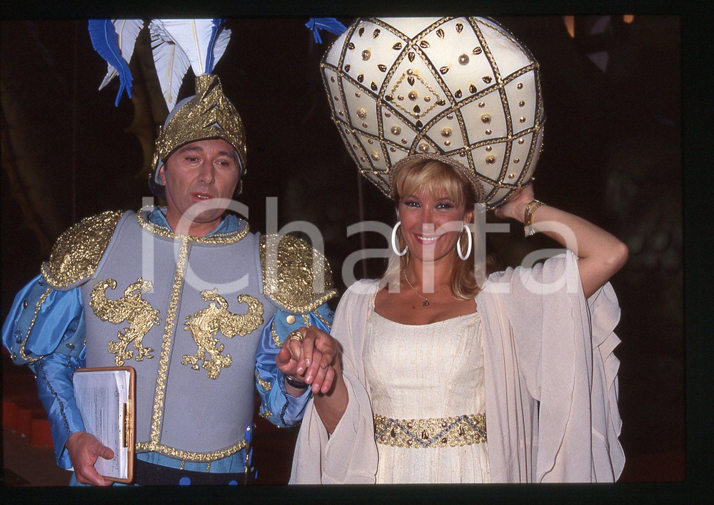 35mm vintage slide* 1988 GIOCHI SENZA FRONTIERE Ettore ANDENNA Simona TAGLI (1) Nella diapositiva compare anche Simona TagliDiapositiva d'epoca, in formato 35 mm. CONDIZIONI: GOODE' severamente vietata la riproduzione. Tutti i diritti sono riservati.Nella diapositiva ICharta mette in vendita, sul negozio eBay e in esclusiva sul sito "icharta" il proprio archivio composto da numerose diapositive e negativi fotografici d'epoca, tutti originali e autentici, che attraversano la storia del costume italiano tra gli la fine degli anni Sessanta e Novanta.Si tratta di uno sguardo inedito sull'attualit&agrave;, la politica, la vita quotidiana, il gossip e la cultura, che fotografa il cambiamento della nazione in quest'ultimo scorcio del XX secolo. Un'occasione unica per il mercato del collezionismo, che vede finalmente disponibile un archivio eccezionale per vastit&agrave;, tematiche e condizioni, in un settore (il negativo fotografico e la diapositiva) di assoluta novit&agrave; e dalle interessanti prospettive di investimento.  originale e autentica 1