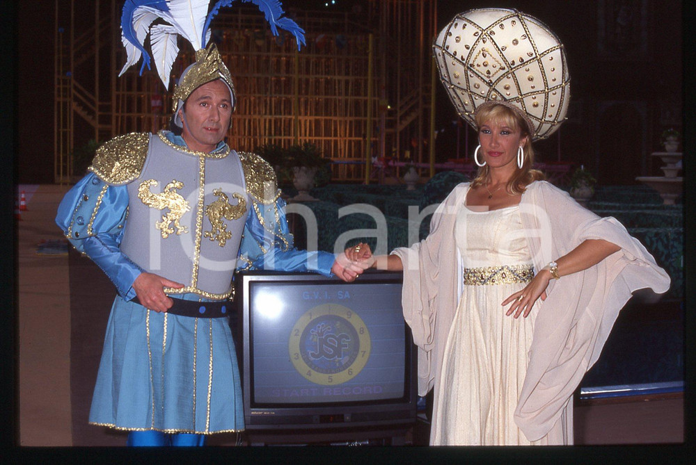 35mm vintage slide* 1988 GIOCHI SENZA FRONTIERE Ettore ANDENNA Simona TAGLI (2) La diapositiva &egrave; stata scattata durante la puntata registrata a Misano Adriatico. Diapositiva d'epoca, in formato 35 mm. CONDIZIONI: GOODE' severamente vietata la riproduzione. Tutti i diritti sono riservati.Nella diapositiva ICharta mette in vendita, sul negozio eBay e in esclusiva sul sito "icharta" il proprio archivio composto da numerose diapositive e negativi fotografici d'epoca, tutti originali e autentici, che attraversano la storia del costume italiano tra gli la fine degli anni Sessanta e Novanta.Si tratta di uno sguardo inedito sull'attualit&agrave;, la politica, la vita quotidiana, il gossip e la cultura, che fotografa il cambiamento della nazione in quest'ultimo scorcio del XX secolo. Un'occasione unica per il mercato del collezionismo, che vede finalmente disponibile un archivio eccezionale per vastit&agrave;, tematiche e condizioni, in un settore (il negativo fotografico e la diapositiva) di assoluta novit&agrave; e dalle interessanti prospettive di investimento.  originale e autentica 1