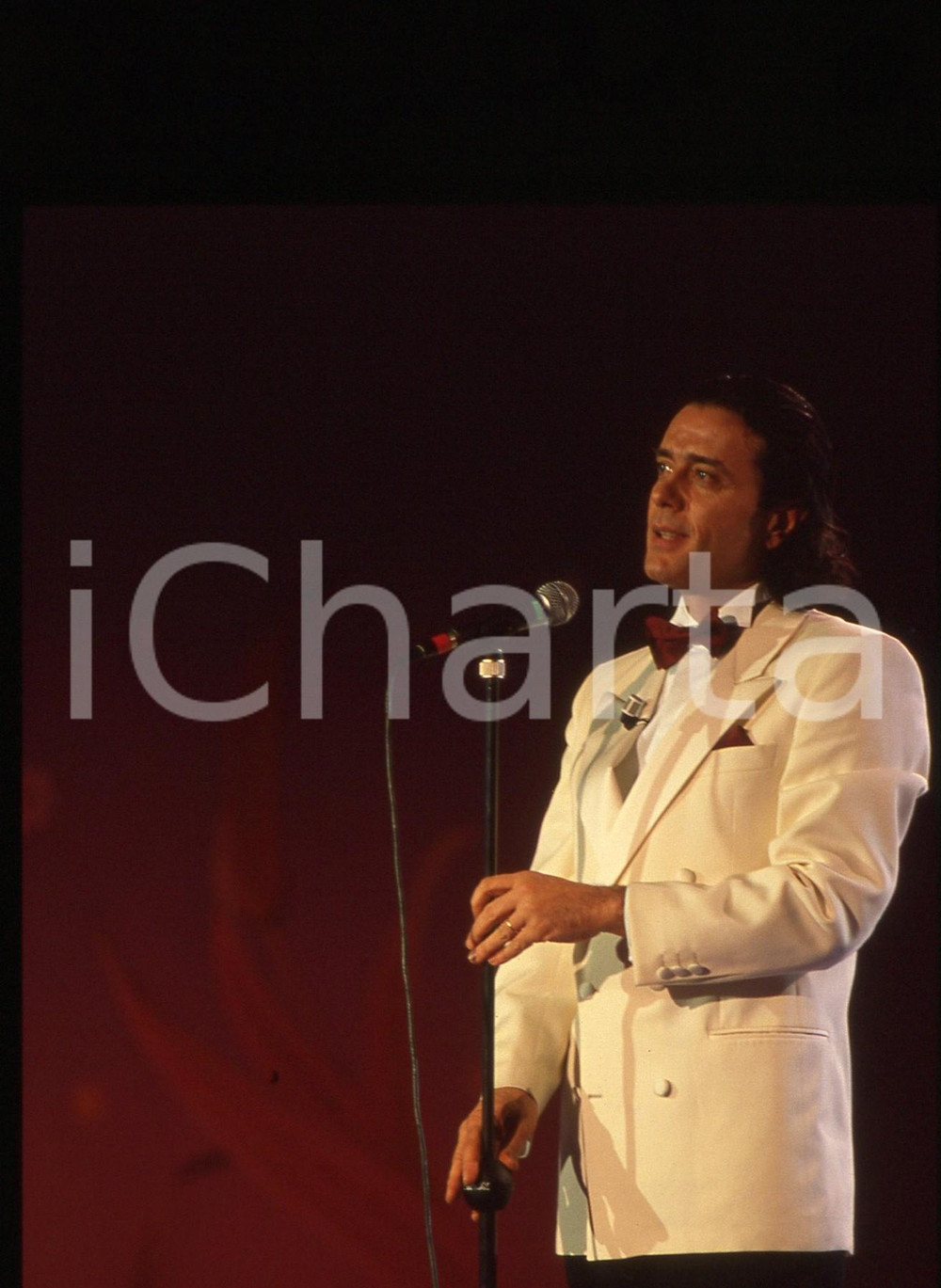 35mm vintage slide* 1990 CANALE 5 Gianni NAZZARO C'era una volta il Festival 2 Diapositiva d'epoca, in formato 35 mm. CONDIZIONI: GOODE' severamente vietata la riproduzione. Tutti i diritti sono riservati.Nella diapositiva ICharta mette in vendita, sul negozio eBay e in esclusiva sul sito "icharta" il proprio archivio composto da numerose diapositive e negativi fotografici d'epoca, tutti originali e autentici, che attraversano la storia del costume italiano tra gli la fine degli anni Sessanta e Novanta.Si tratta di uno sguardo inedito sull'attualit&agrave;, la politica, la vita quotidiana, il gossip e la cultura, che fotografa il cambiamento della nazione in quest'ultimo scorcio del XX secolo. Un'occasione unica per il mercato del collezionismo, che vede finalmente disponibile un archivio eccezionale per vastit&agrave;, tematiche e condizioni, in un settore (il negativo fotografico e la diapositiva) di assoluta novit&agrave; e dalle interessanti prospettive di investimento.  originale e autentica 1