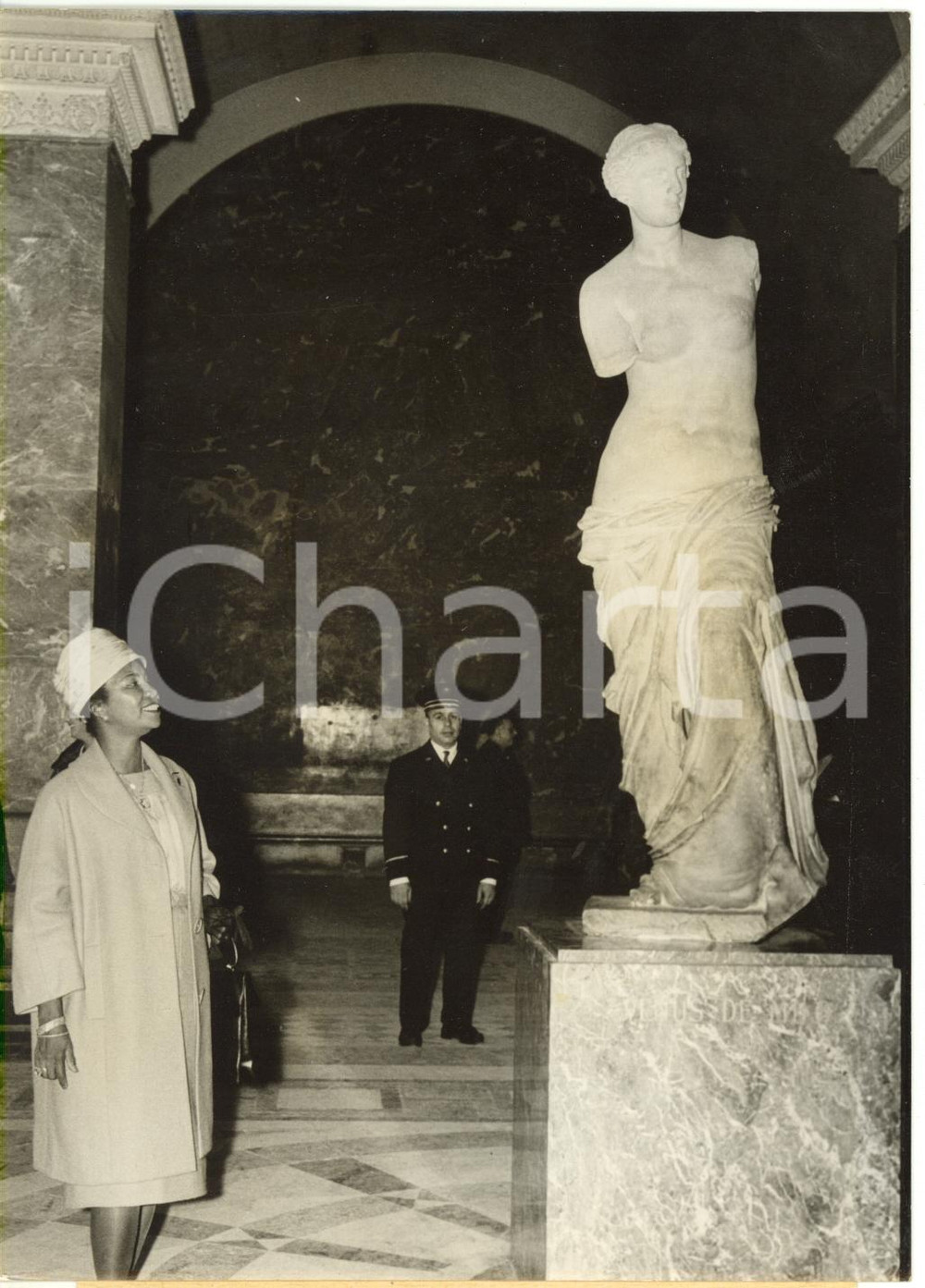 1960 PARIS Musée du Louvre - Justine TSIRANANA osserva la Venere di Milo *Foto
