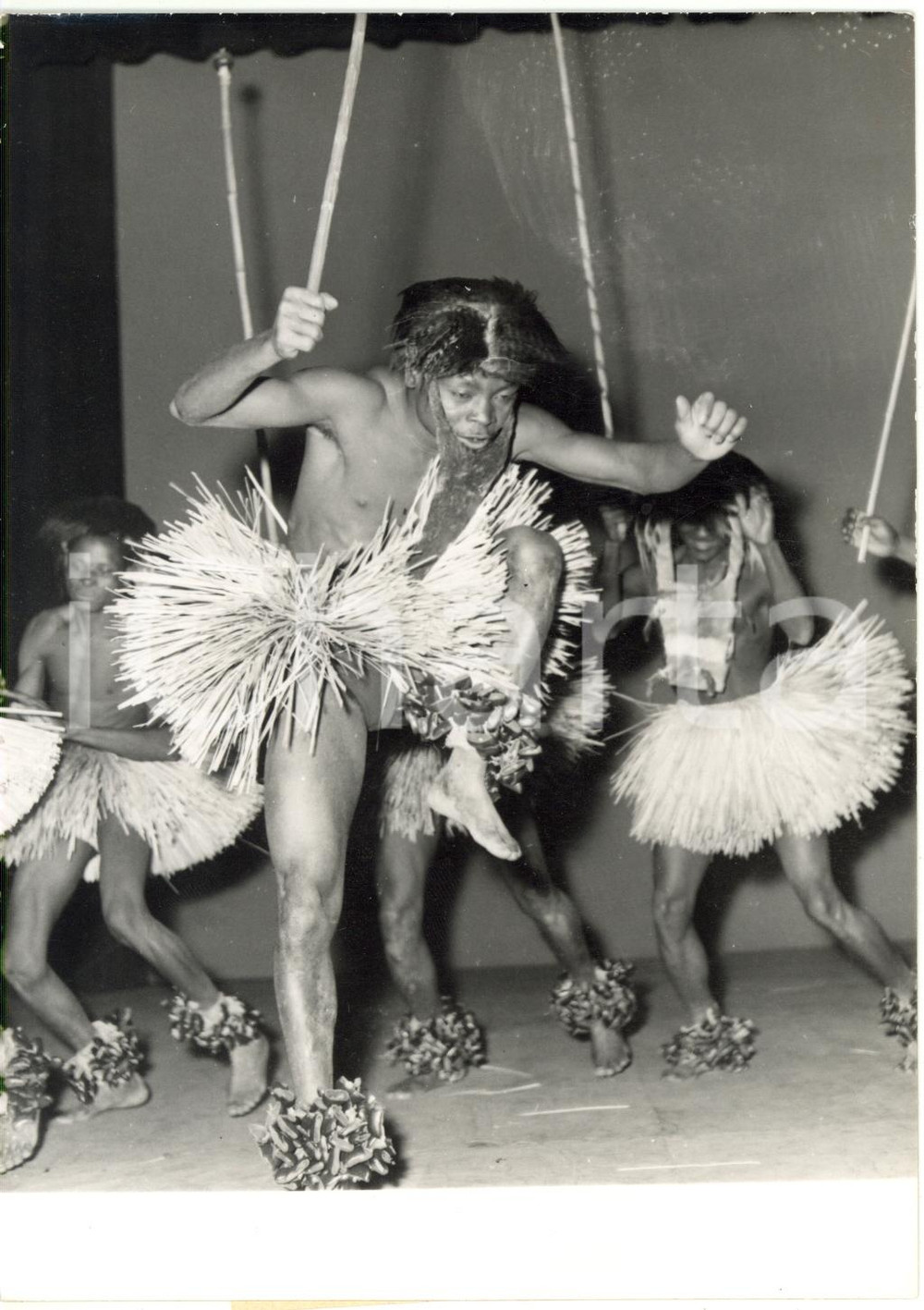 1961 PARIS Théâtre de l'Étoile - Guerriers BALUBAS du Ballet national du KATANGA