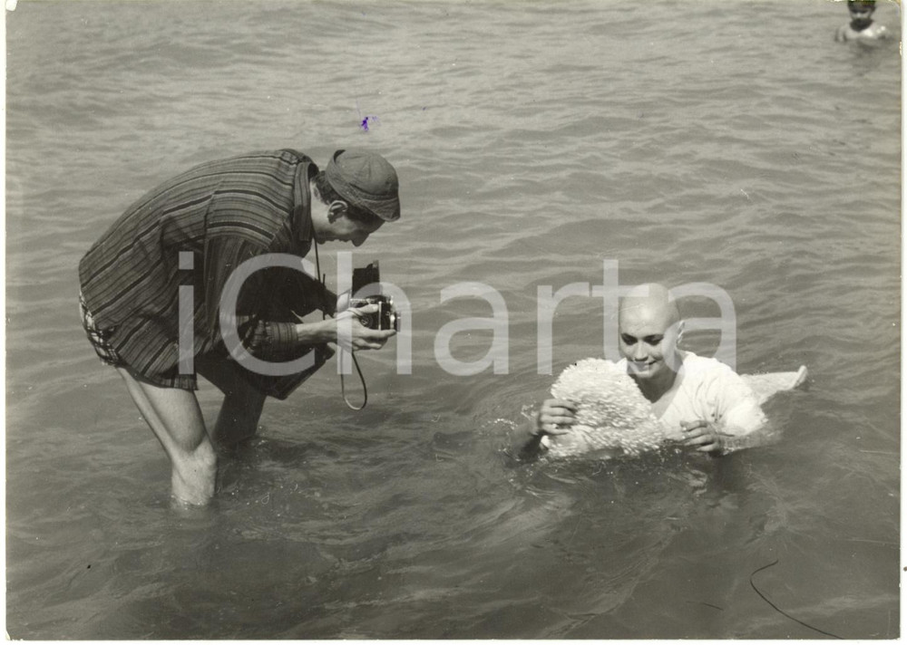 1962 VENEZIA LIDO - CINEMA Irma ALVAREZ fa il bagno ripresa da un fotografo