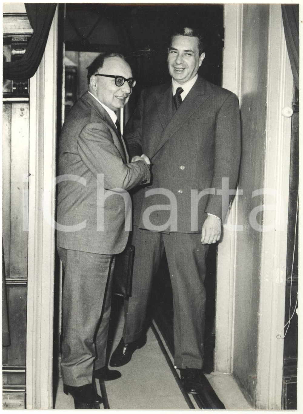 1963 ROMA POLITICA - Aldo MORO stringe la mano a Oronzo REALE *Foto 13x18