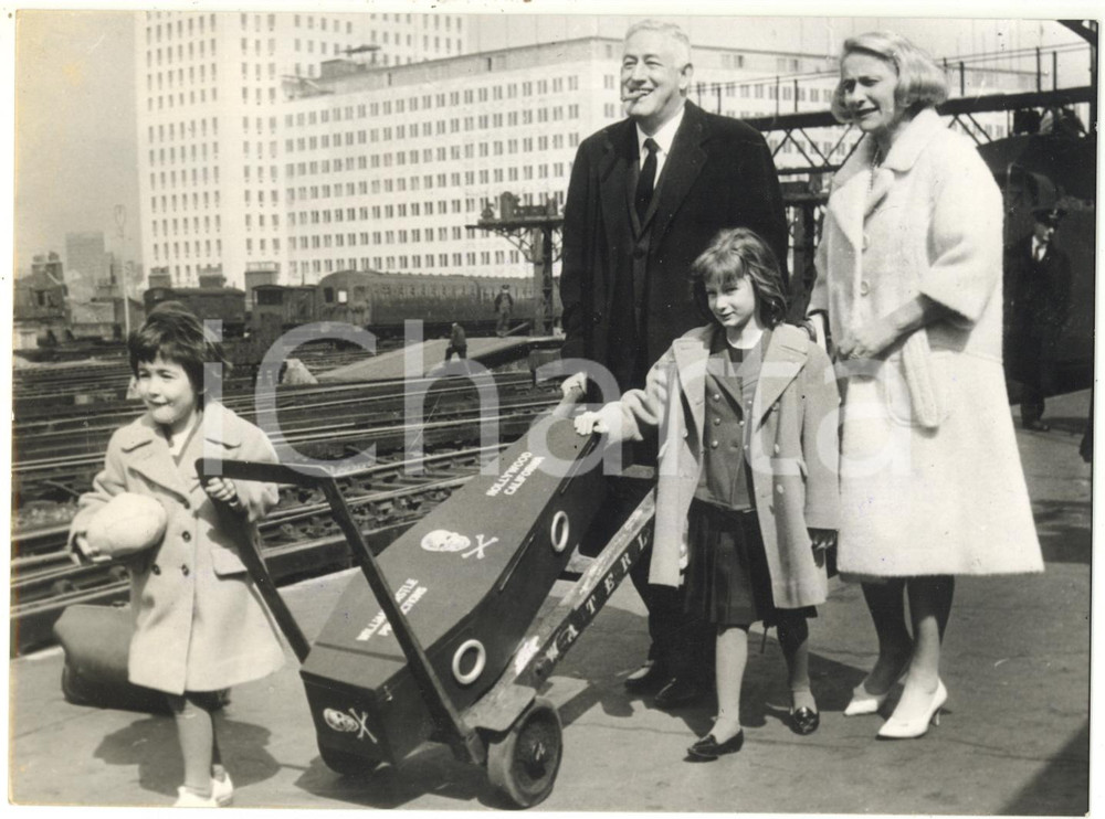 1962 LONDON William CASTLE arriva in città con la famiglia e un macabro bagaglio