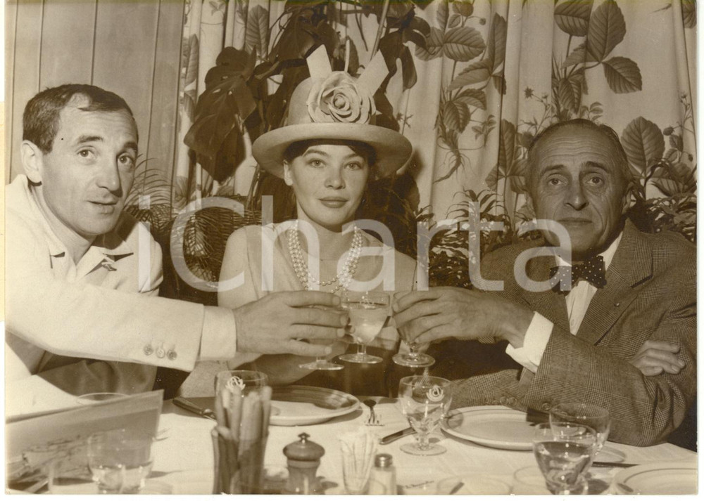 1962 PARIS - Brindisi tra Charles AZNAVOUR René CLAIR e Leslie CARON *Foto 18x13