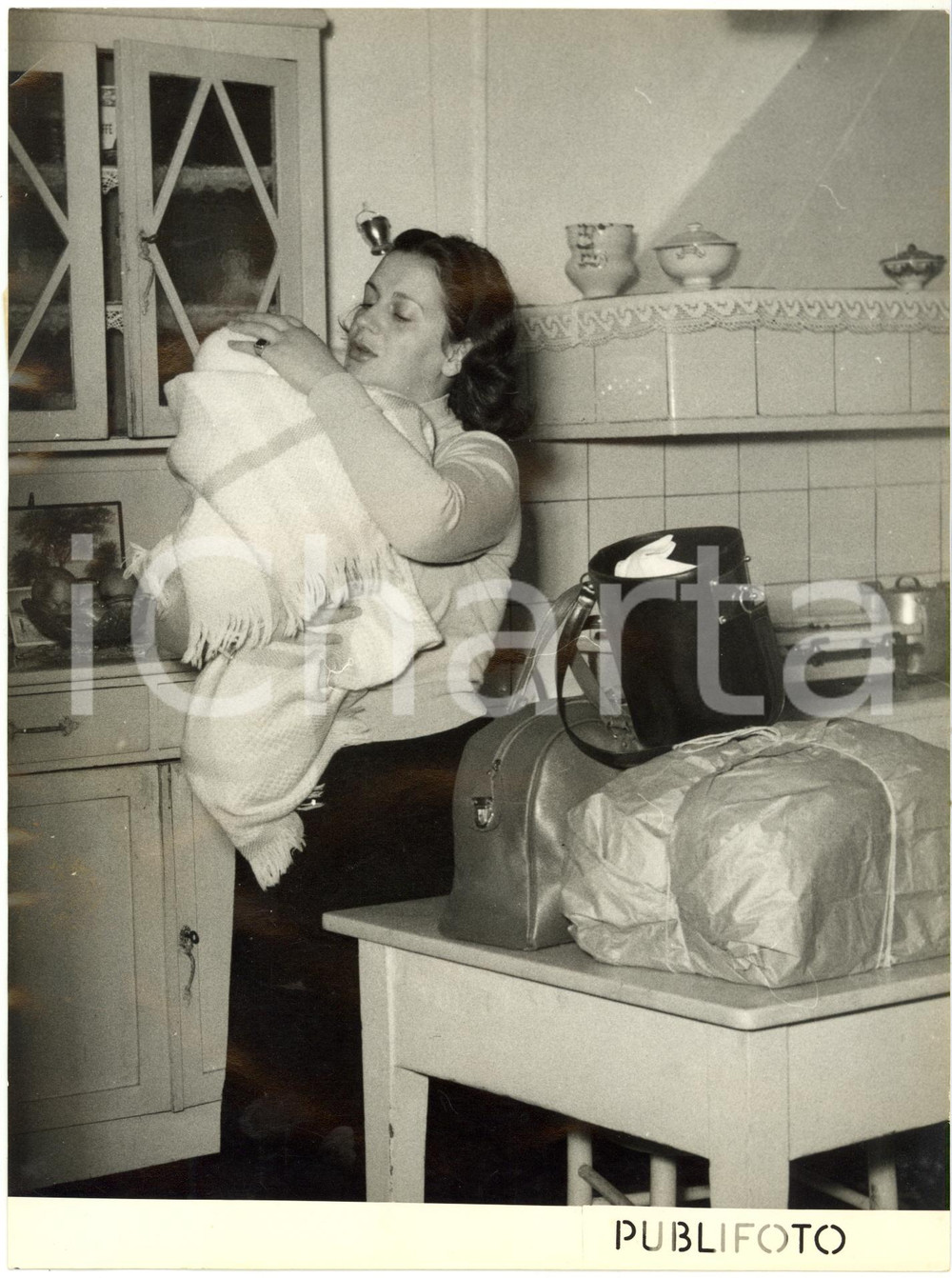 1953 GENOVA Albina CAPRILE con la figlia torna a casa dopo il processo (1) *Foto