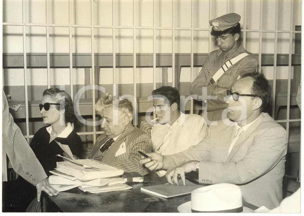 1956 ENNA Processo Assunta VASSALLO - L'imputata con l'avvocato Bruno CASSINELLI
