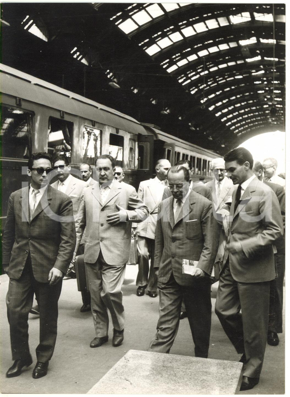 1957 MILANO - Processo "Oro di Dongo" - Arrivo dei giudici in Stazione Centrale