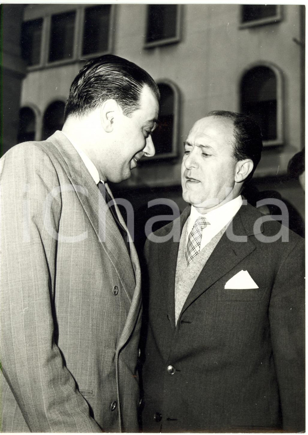 1957 Processo ORO DI DONGO - Angelo LUZZANI discute con l'avvocato CASATI *Foto