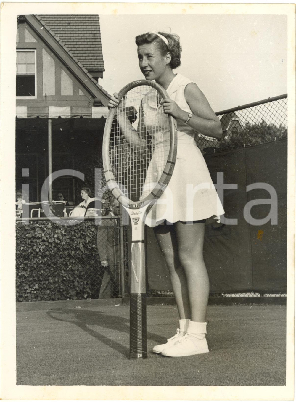 1953 NEW YORK West Side Tennis Club - Maureen CONNOLLY with giant tennis racket