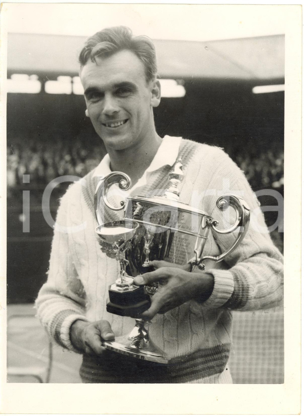 1953 LONDON WIMBLEDON Tennis - Winner Vic SEIXAS holding the cup (1) *Photo