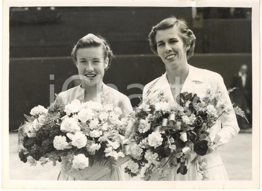 1953 LONDON WIMBLEDON Tennis - Maureen CONNOLLY and Doris HART with bouquets
