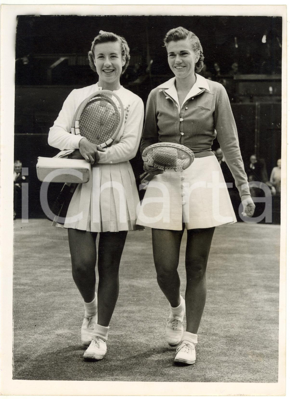 1953 WIMBLEDON TENNIS - Maureen CONNOLLY and Shirley FRY before the semi-final